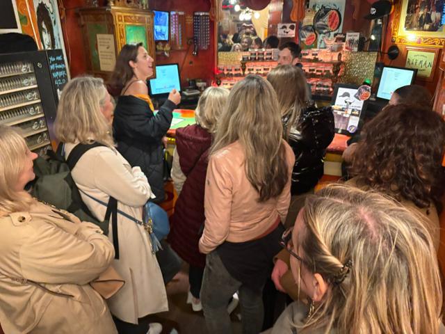 Tourgruppe in einem Amsterdamer Coffeeshop während einer Cannabis-Kultur-Tour