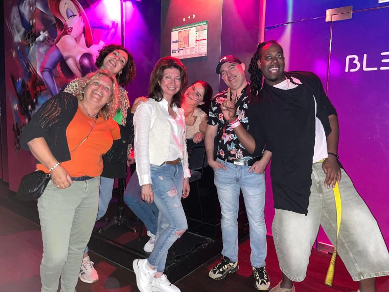 Gruppenfoto in einer Amsterdamer Nachtlife-Location
