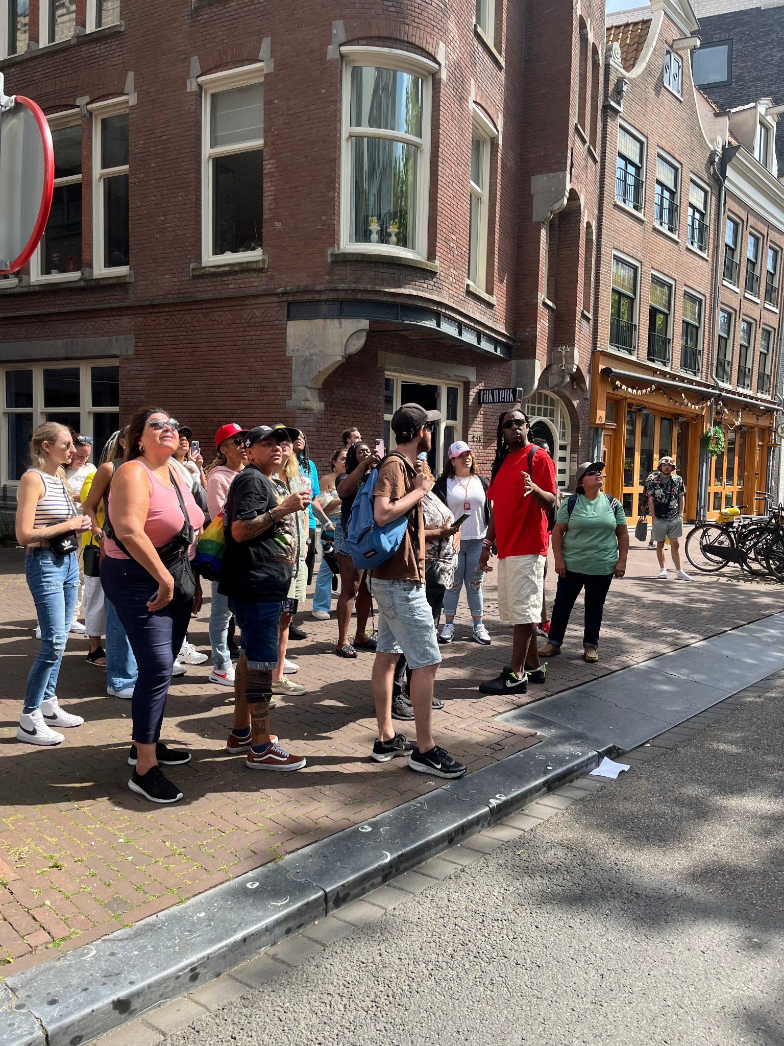Private Rundgangsgruppe an einer historischen Straßenecke in Amsterdam