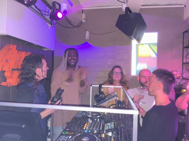 Gäste lernen hinter den DJ-Decks das Mixen bei einem DJ-Workshop in Amsterdam